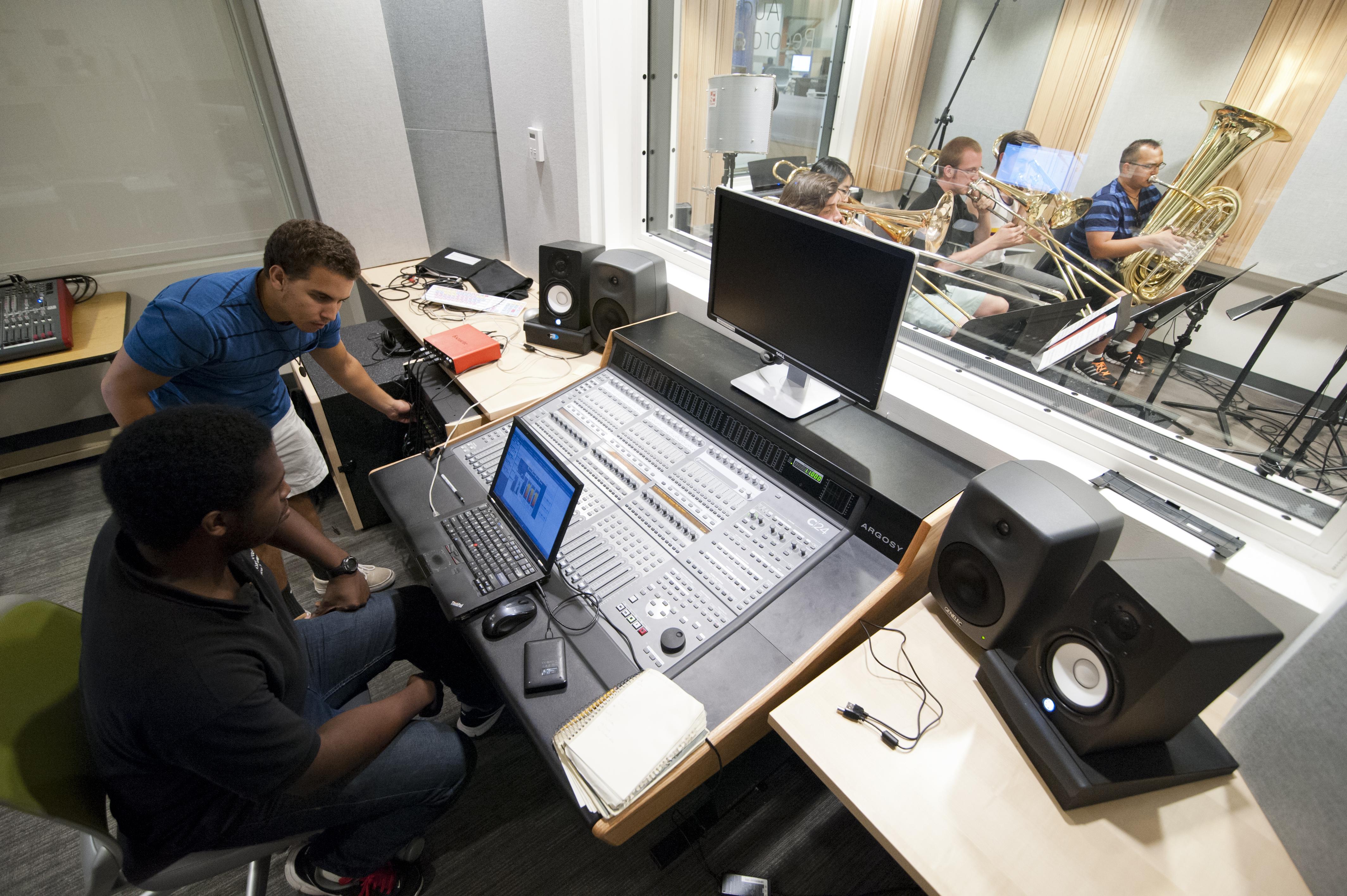 Skolar - Niu FM Recording Studios